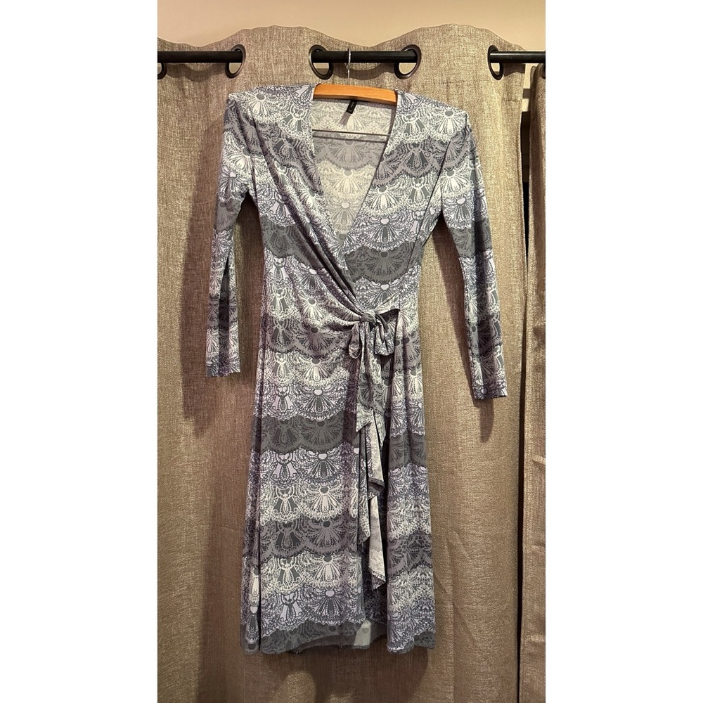 Like New BCBGMaxAzria Women's Grey and White Patterned Long Sleeve Dress